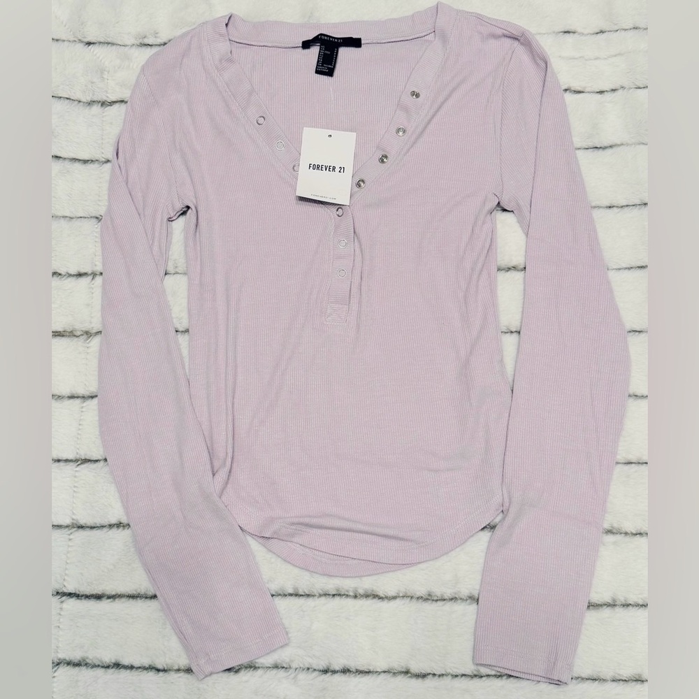 Forever 21 Curved-Hem Henley Top - Wisteria NWT - Picture 3 of 3